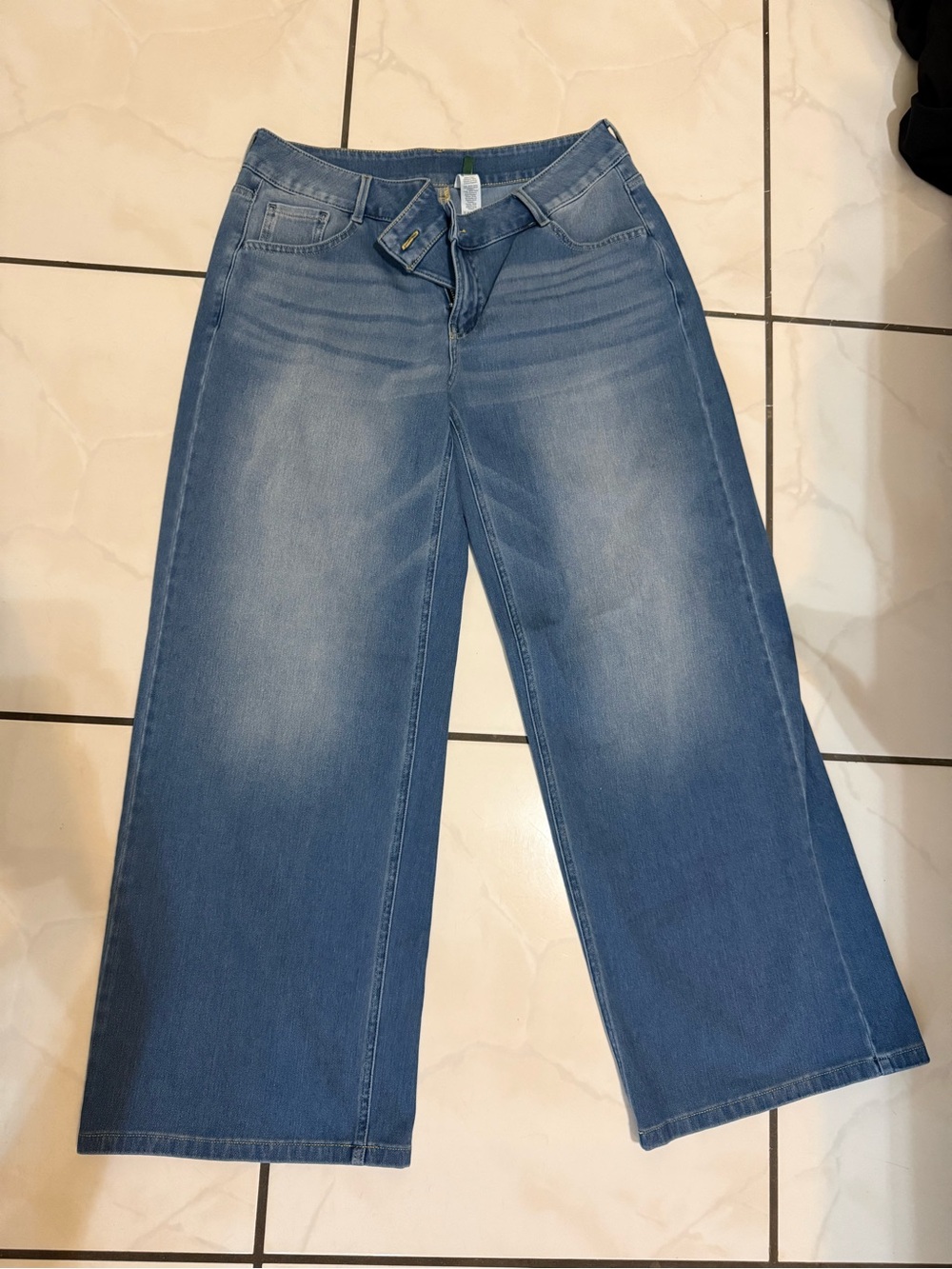 HALARA Wide-Leg Jeans in Medium Blue Wash
